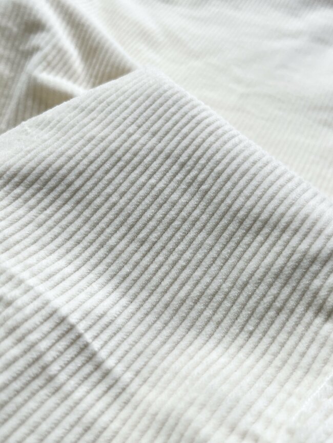 「とにかくシルエットが良い」ユニクロの“脚が長く見えるパンツ”秋冬コーデに大活躍です「色違いで2つ買った」「形が良すぎて即買い」