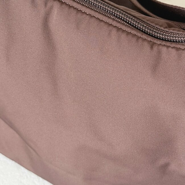 「安いし2個買いした」ユニクロの“1990円バッグ”がコンパクトな見た目なのに収納力バツグン！「衝動買いでしたがめっちゃ使える」「見た目がシンプルで最高」