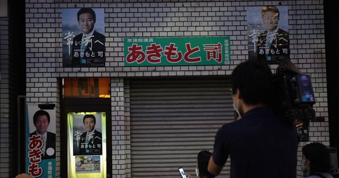 衆院議員の秋元司容疑者が逮捕され、地元の事務所前に集まった報道関係者ら