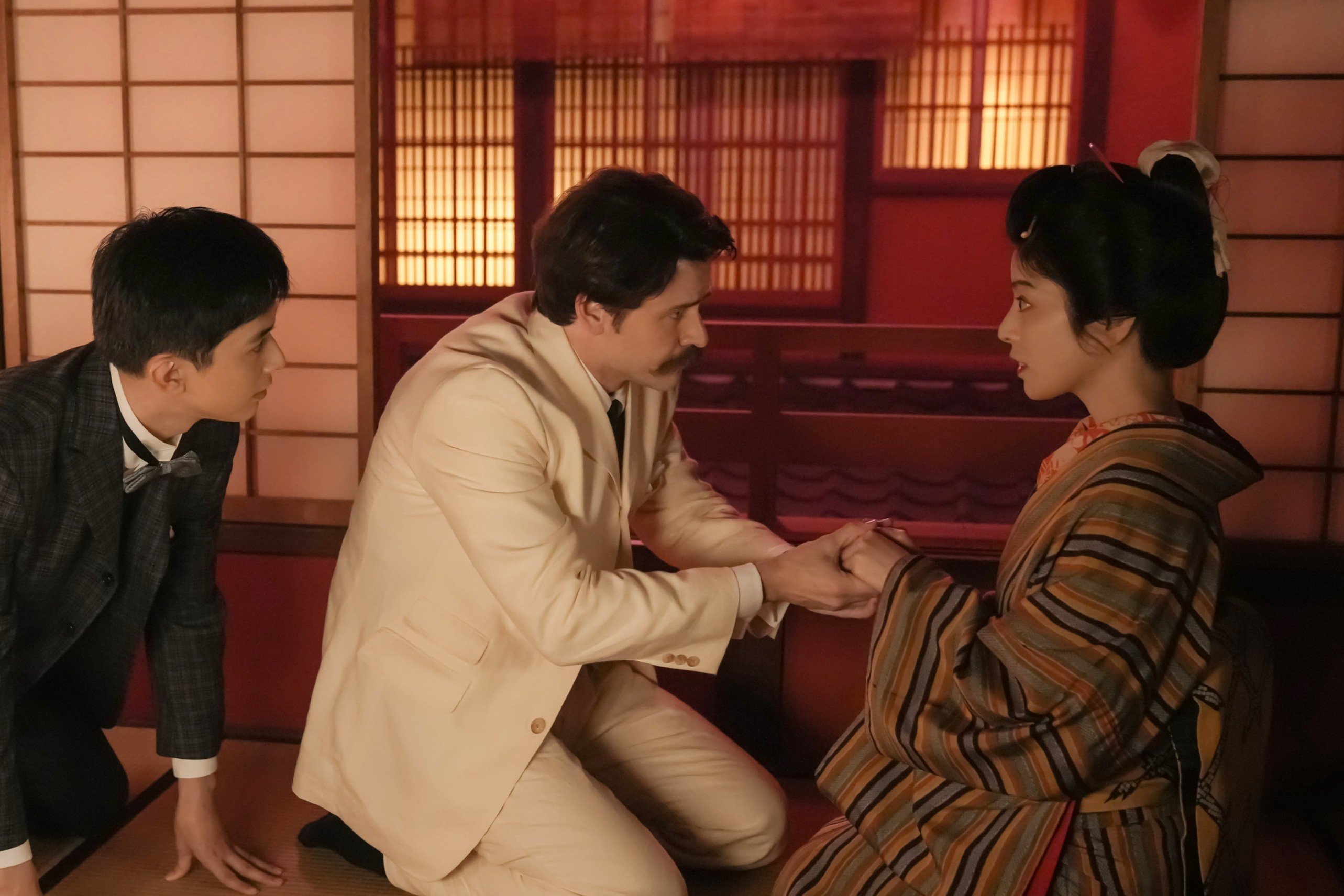 テキトーな授業で月収ウン百万円!ヘブン(トミー・バストウ)の「人格を疑う仕事っぷり」に好感度ダダ下がり〈ばけばけ第28回〉