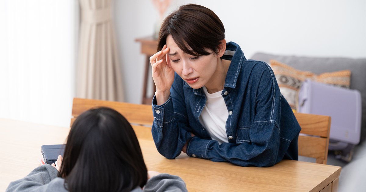 頭をかかえる親