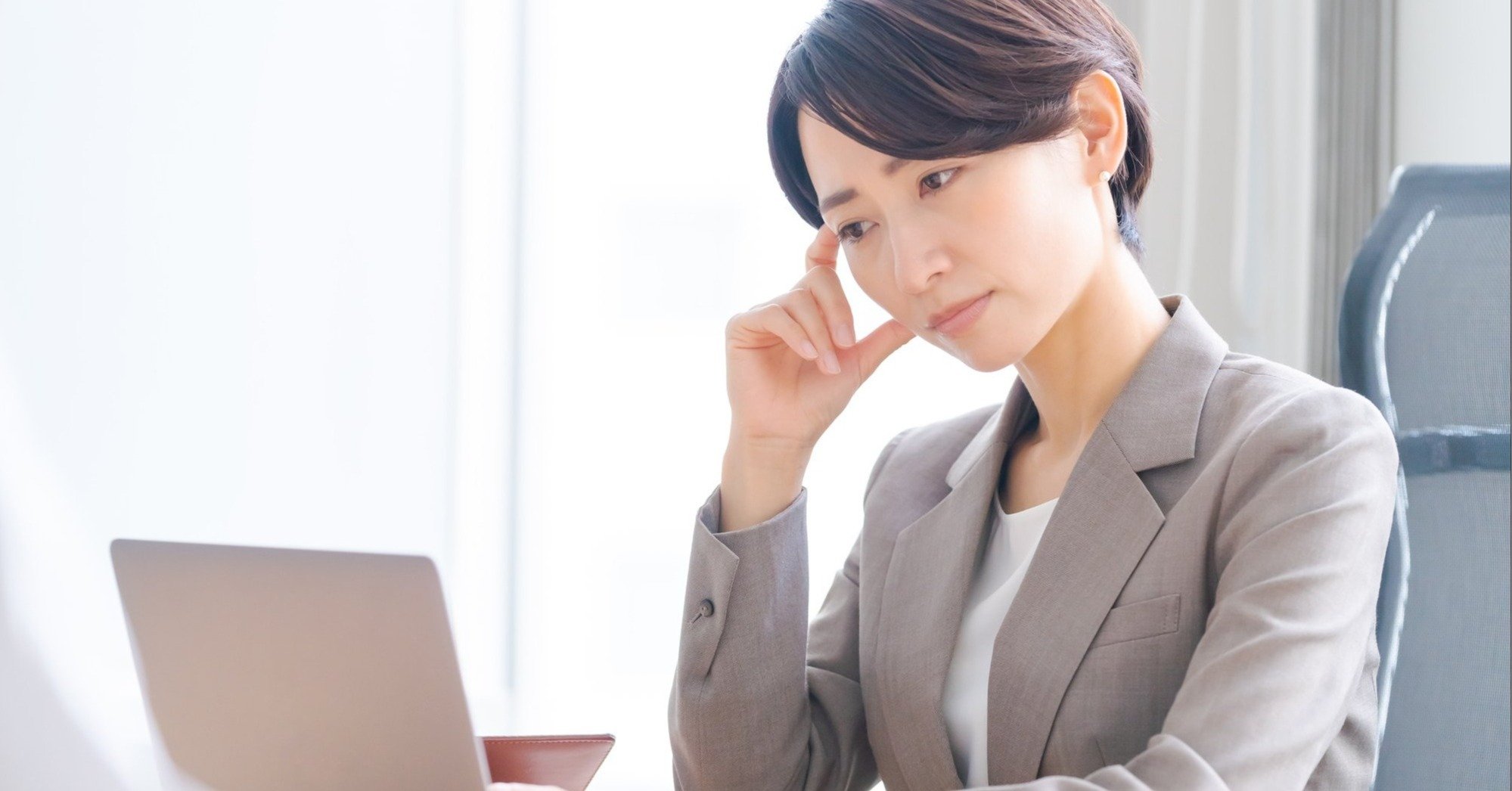 職場で悩ましい顔をしている女性