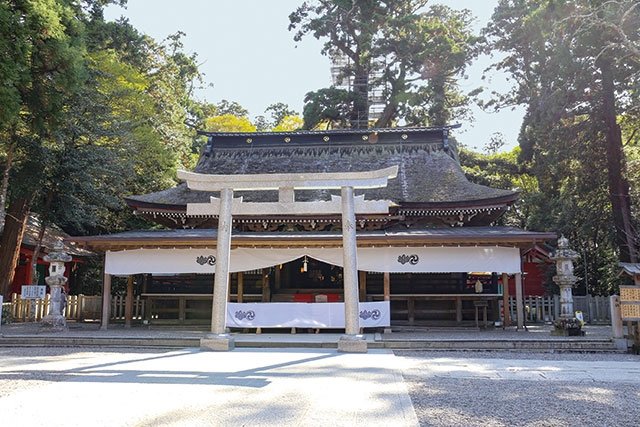 手前に見える建物は拝殿。祭神を祀る本殿は最も奥にある