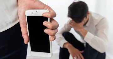 浮気がスマホでバレた!思わぬ原因で修羅場を迎えた3組の夫婦【夫婦問題専門家が解説】