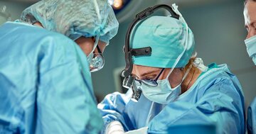 【壮絶】腸が飛び出し血の海に沈む…若手医師が“死の淵”で下した決断とは