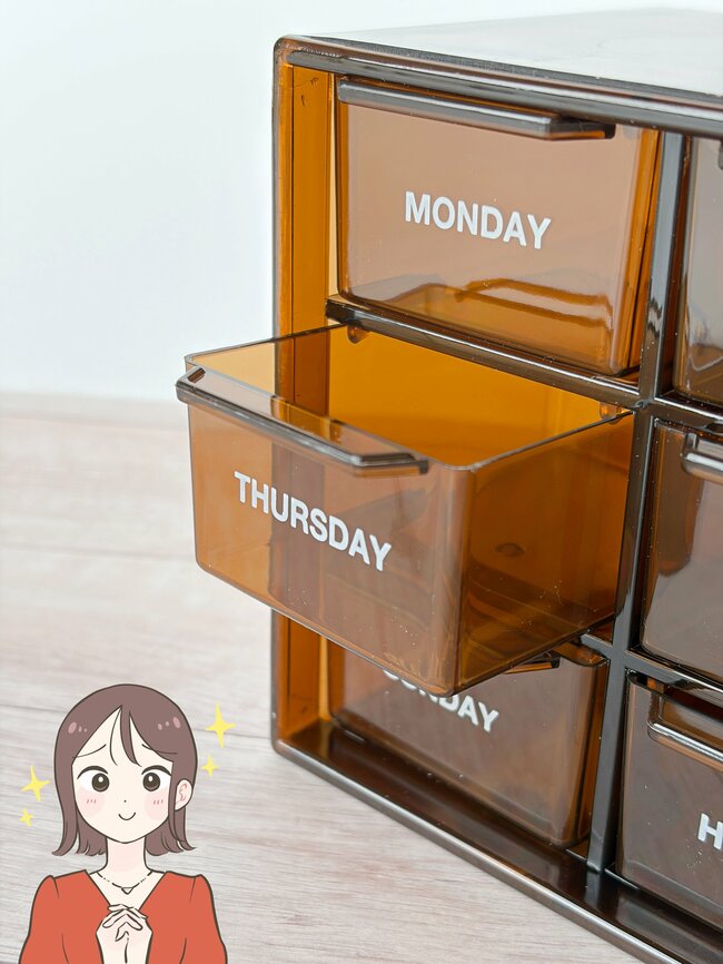 「薬入れに重宝してます！」3COINSの“レトロかわいい収納ボックス”ごちゃごちゃ小物がスッキリした！「インテリアに馴染む」「目の付け所がいい」