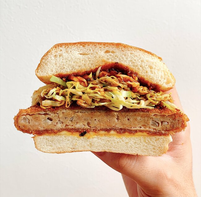 「やたらうまいぞ」「アタリが来た」モスバーガーの“期間限定メニュー”肉肉しさがたまらない！「反則でしょ」「レギュラー入りして」《実食レビュー》