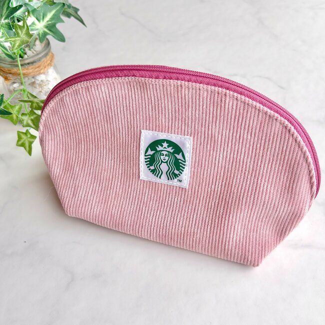 「4店目で発見」「買えてよかった」スタバで見つけたらラッキーな“ポーチ付きスイーツ”コスパよすぎてビックリする！「今年のポーチ特にかわいい」