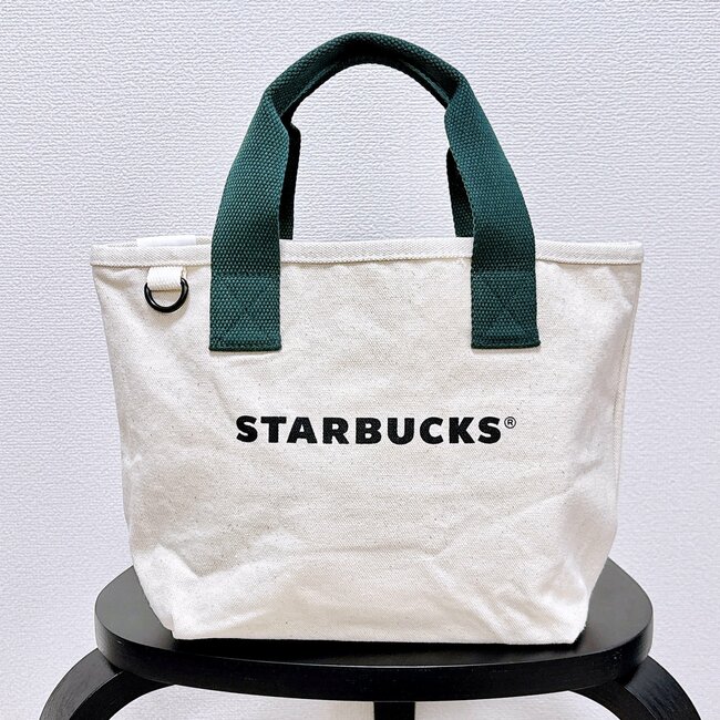 中でペットボトルが倒れない！スターバックスの“荷物がしっかり入るミニバッグ”が見た目以上の収納力！「使いやすさバツグン」「理想の大きさ」「買って良かった」【購入レビュー】