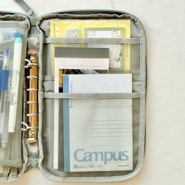 お薬手帳や処方薬がまるっと入る!無印良品の“ポケットたくさん収納ケース”通院グッズ入れにちょうどいい!「中がみやすくて、取り出しやすい」「マルチな収納ができる!」