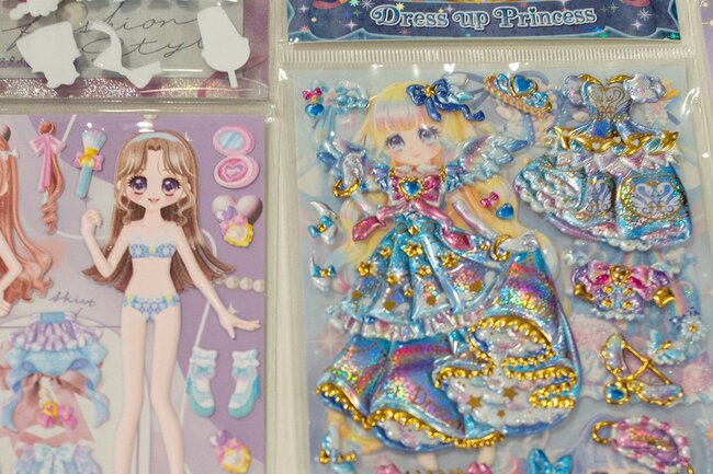 着せ替えシールは当時の平成女児たちにウケて大ヒットした商品