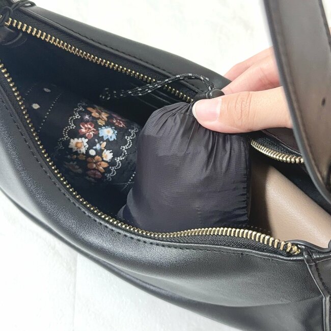 「店頭で見つけて即買い」3COINSの“めちゃ軽ショルダーバッグ”1泊分の荷物が入って便利！「くしゅっとしまえる」「色違いも購入しよう」《購入レビュー》