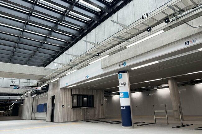 天窓を備えた南砂町駅新改札口（2024年5月7日筆者撮影）