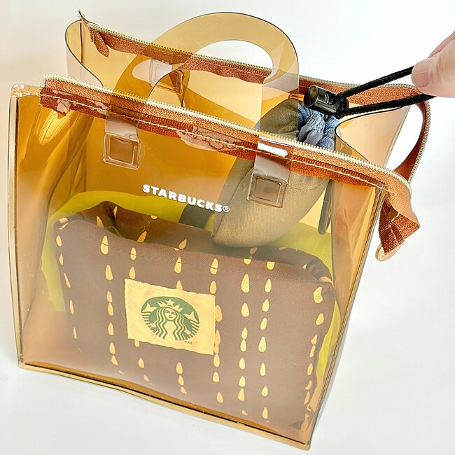 お薬手帳や処方薬がすっぽり入った!スターバックスの“バッグ型ポーチ”が即買い級のかわいさ!ふわふわハンカチ付きで嬉しすぎる!《購入レビュー》