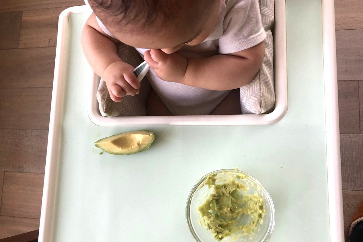 写真:赤ちゃんとアボカド