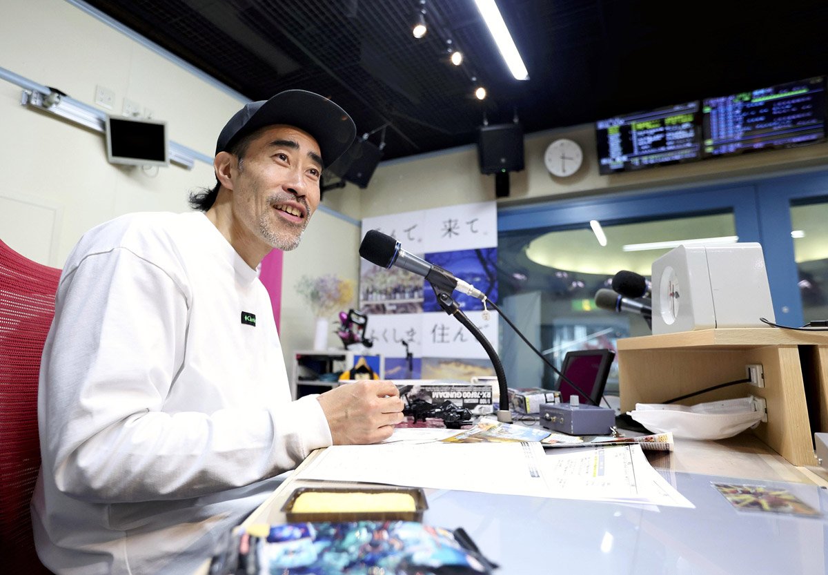 レギュラーを務めるラジオ福島の番組収録に臨むなすびさん〈読売新聞提供〉　同書より転載