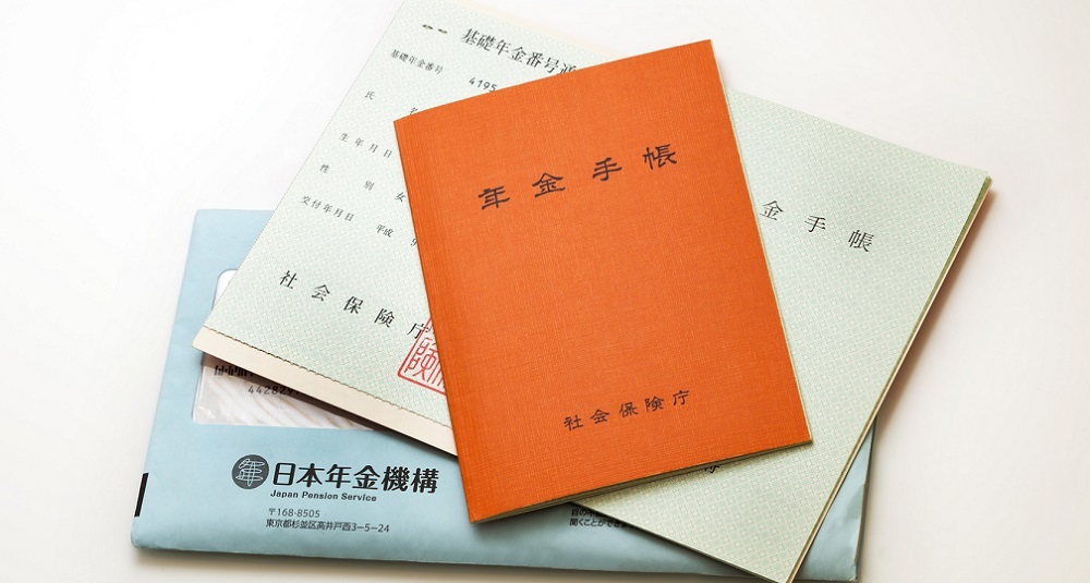 手取りの年金収入が、<br />16年で32万円も減!