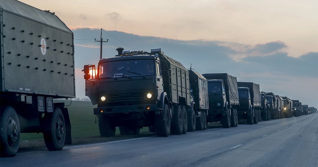 ウクライナ東部・ドンバス地域の国境に向かって移動するロシアの軍用車両