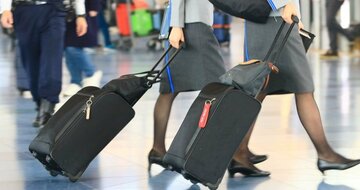 ANAとJALで約80万円差、CAの平均年収が高いのはどっち？「憧れの職業」に起きた異変