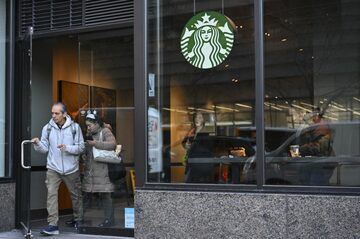 米スターバックスCEO、従業員の奮起求める　人員削減後