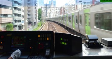 電車はなぜハンドルなしで曲がれる?なぜ線路下に木の板が?元鉄道員が解説