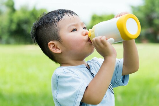 【小児科医が教える】喉が渇いていなくても「子どもは水分補給」が必要！ その理由とは？