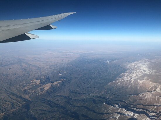 【出張や帰省の飛行機で景色を楽しむならどの座席？】「見ると幸せになれる」と言われる“虹色の光の環”と出会う方法