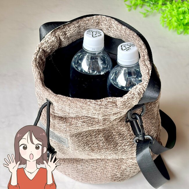 500mlペットボトルや長財布がすっぽり!3COINSの“財布が出しやすいバッグ”2WAYで使えて天才すぎる!《購入レビュー》