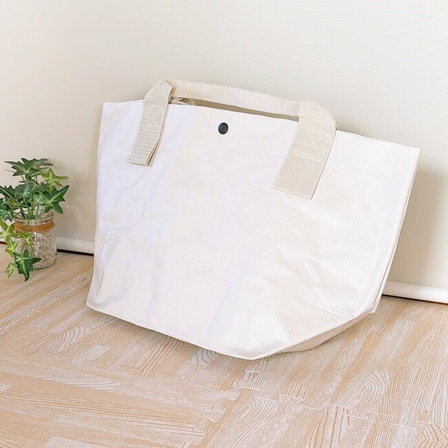 「軽くて毎日使ってます」無印良品の“399円バッグ”優秀すぎてビックリした！「人気商品なのが納得」「汚れや雨も気にならない」
