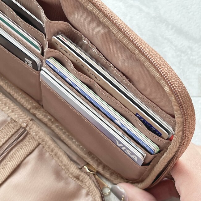 カードや診察券が31枚も入った…！コメダ珈琲の「おしゃれショルダーポーチ」財布代わりになって天才すぎる！