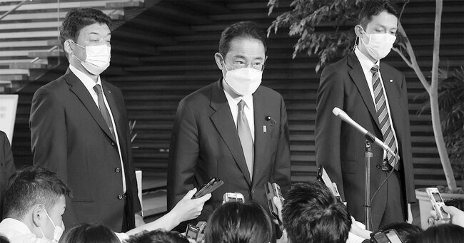 記者団の取材に応じる首相の岸田文雄。防衛省の事務次官人事などで岸田カラーを打ち出し、「人事権はわれにあり」と党内に強くアピールした