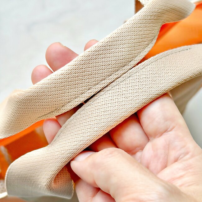 ペットボトルや長財布が入って便利！コメダ珈琲の“めちゃ軽ミニバッグ”が夏のお出かけに手放せない《購入レビュー》