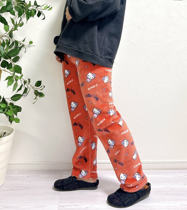 シュールすぎて笑った！しまむら×ハローキティの「履くホカロン」ふんわり暖かくて、ずっと着ていたい！