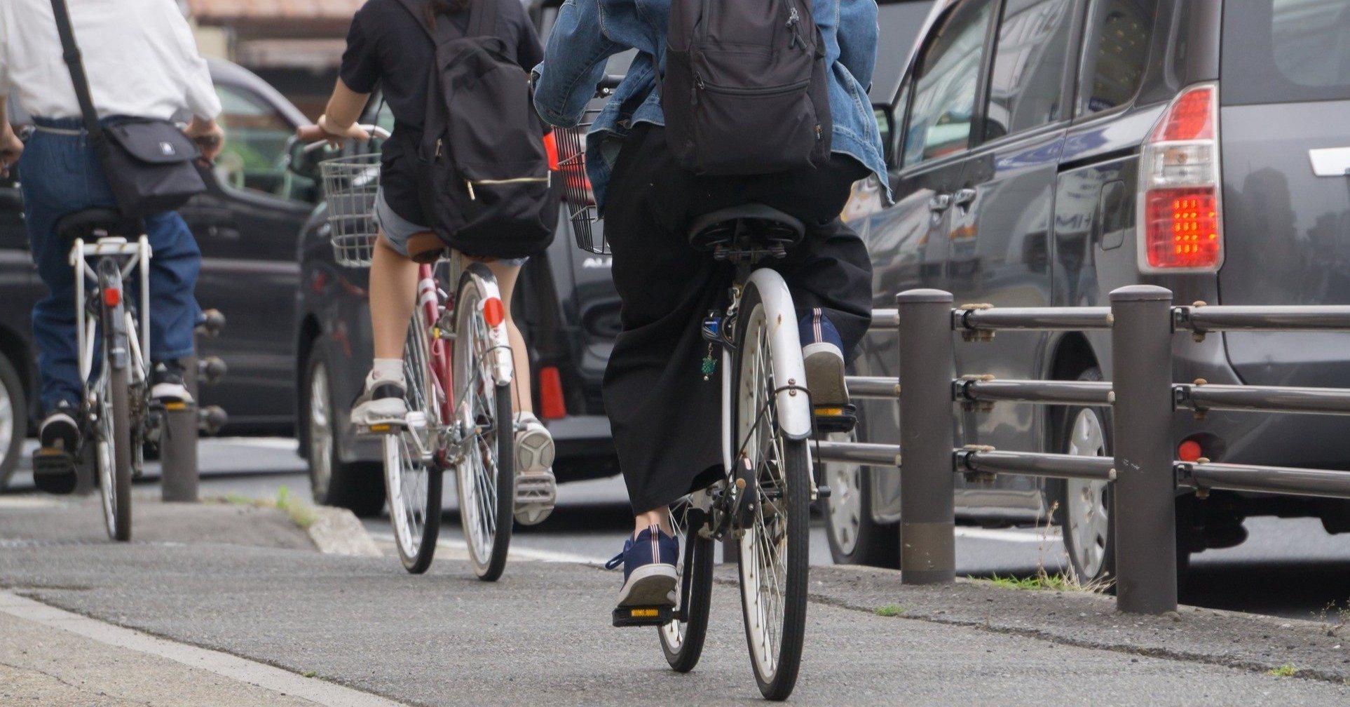 歩道を走る自転車