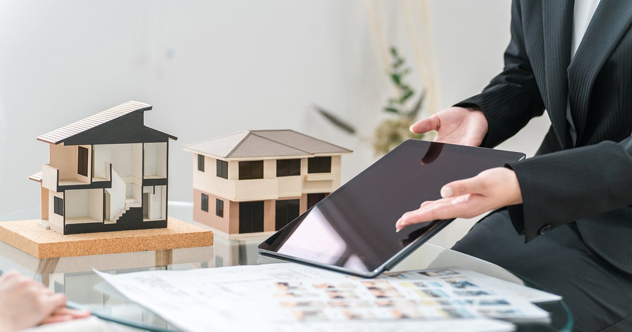 タブレットを使って説明する営業担当者
