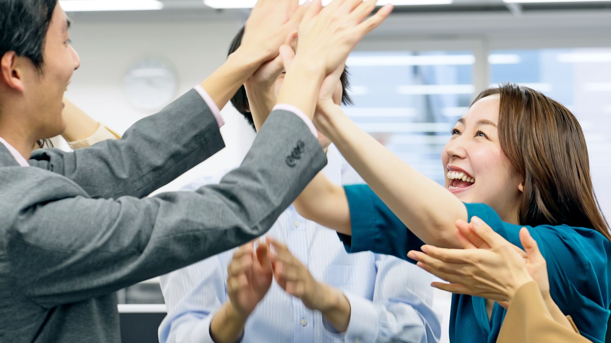 ハイタッチする人々