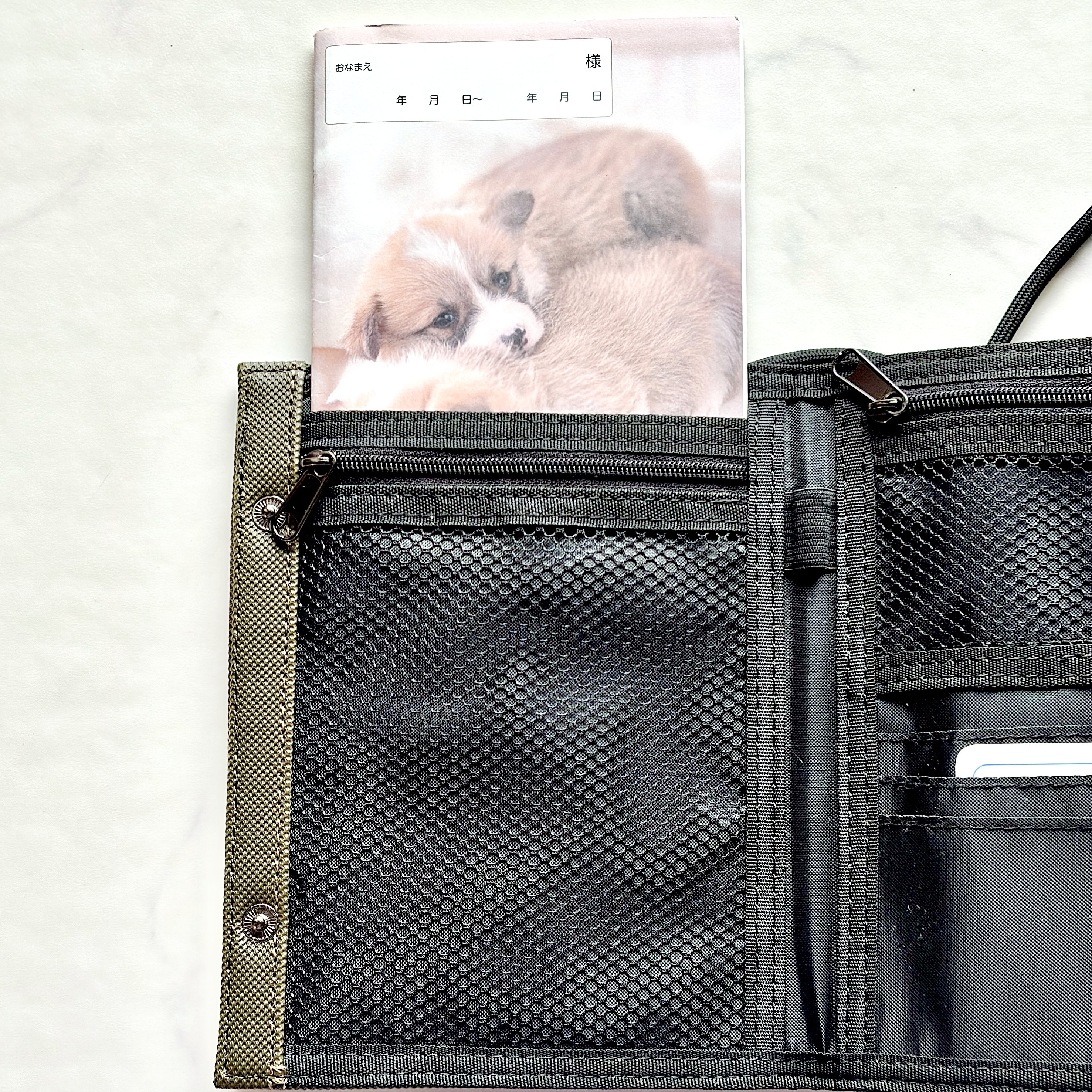 お薬手帳や診察券、領収書がまるっと入った！ワークマンの“ポケットたくさんケース”通院グッズ入れにぴったりすぎる！【購入レビュー】