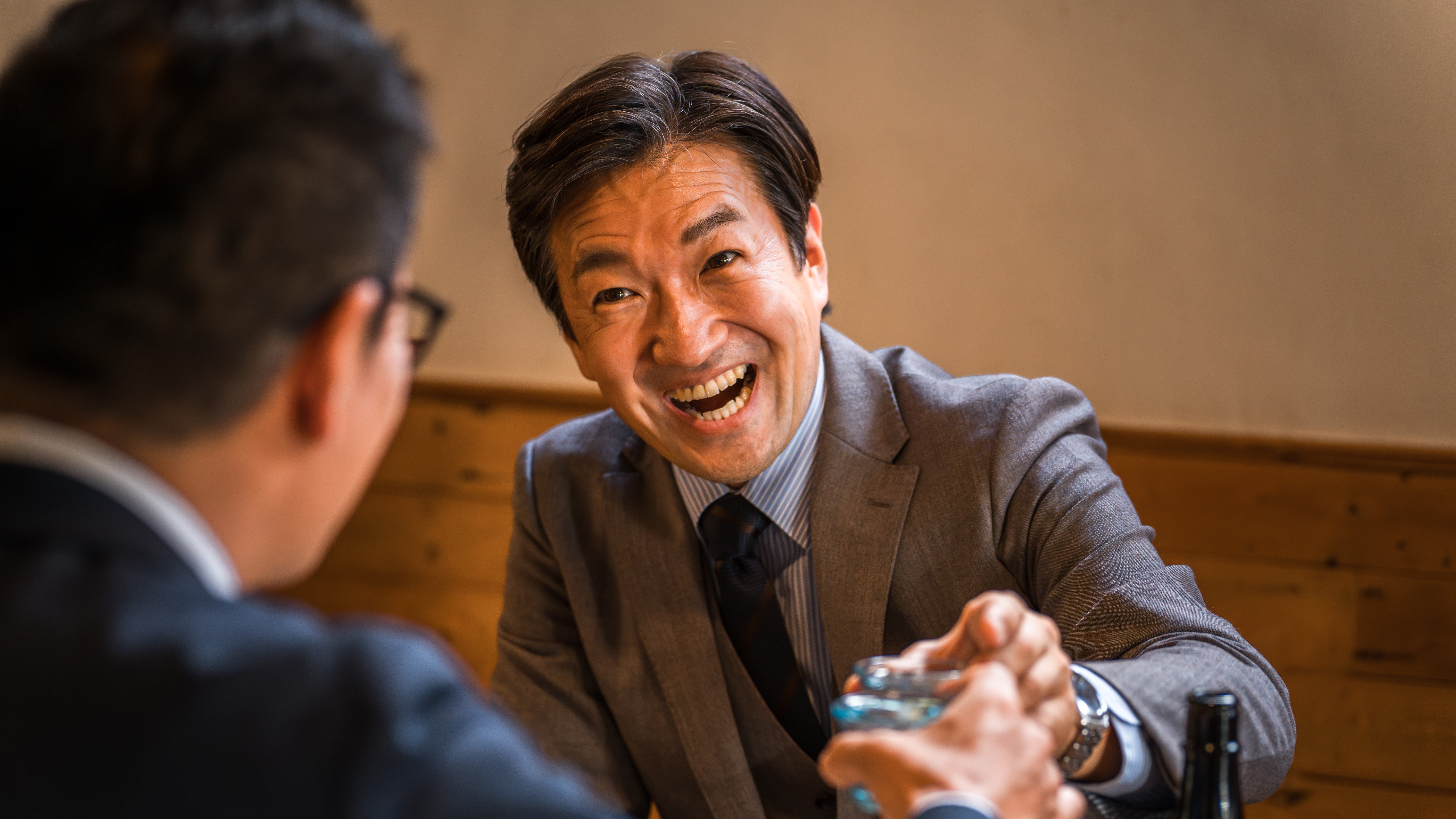 飲み会で、三流は「悪口」で盛り上がり、二流は「政治・プロ野球」の話題で盛り上がる。では一流は？