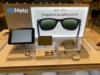 メタは、アイウェアブランドの「レイバン」やスポーツブランドの「オークリー」と提携し、AI搭載のスマートグラスを展開。スマートグラスは、スマホの次を担うデバイスとして急成長している。（Photo by：Tetyana/Adobe Stock）