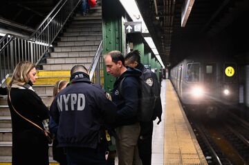 【社説】ニューヨークの乱射、問題は銃にあらず
