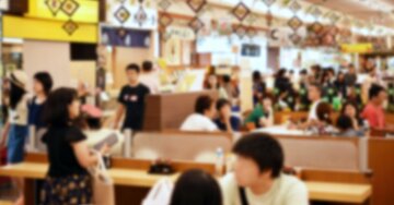 大混雑のサービスエリアで席探し→空席に荷物を置いてしゃべる人に声かけしたら“微妙な返事”でイライラ