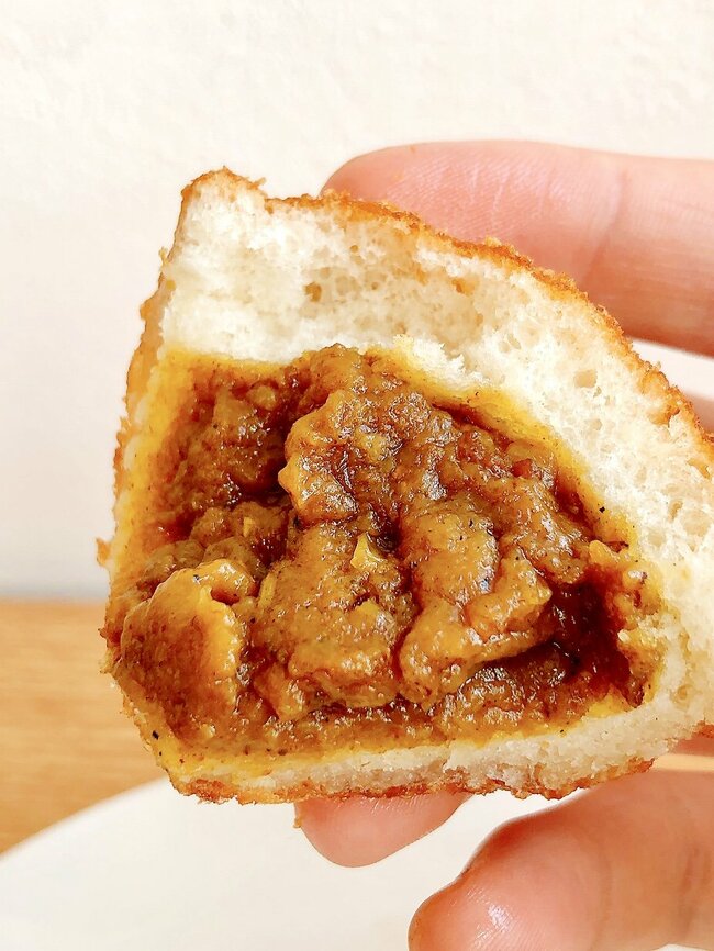 「コンビニ侮れねぇ」「開発してくれた方ありがとう」セブンの“お店で揚げたカレーパン”カリッカリの生地がウマすぎる！「3日間ぐらいは連続で食べてる」