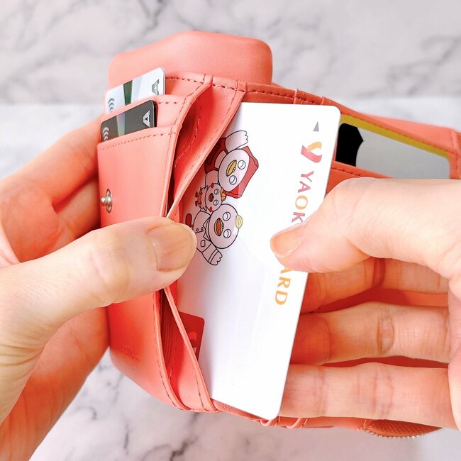 「小銭を探しやすい」ニコアンドの“コンパクトな財布”カードや診察券が21枚も入って優秀！「薄くて軽いのが良い」「小さめのバッグでもかさばらない」