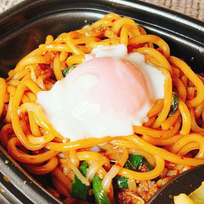 いくらなんでもウマすぎだよ…！ほっともっとの“ボリュームまぜ麺”追いメシもできて満足度えげつない！「炭水化物×炭水化物は強い」「麺とライスの禁断炭水化物盛り」