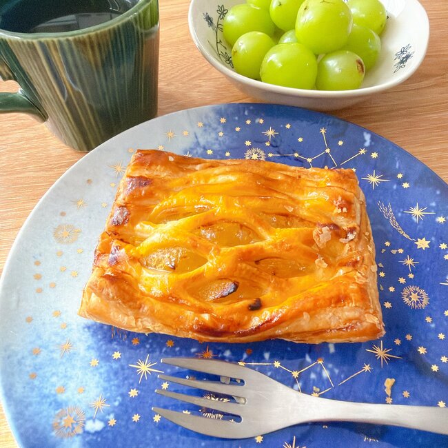 家のお皿、同じもので揃えたい！アフタヌーンティーの“星空みたいな食器”が素敵すぎる！「一目惚れで購入しました」「とてもロマンチック」《購入レビュー》