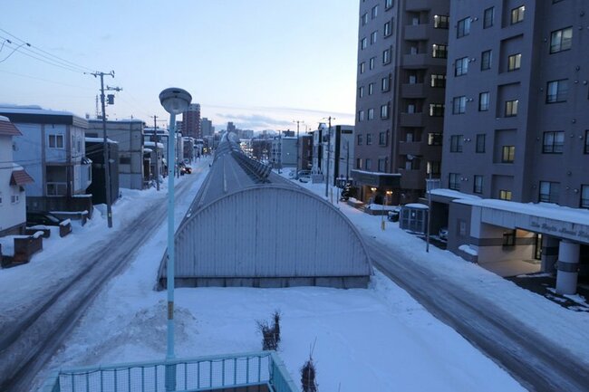 南北線は、平岸駅～南平岸駅間で地上に出て、シェルター内を走る