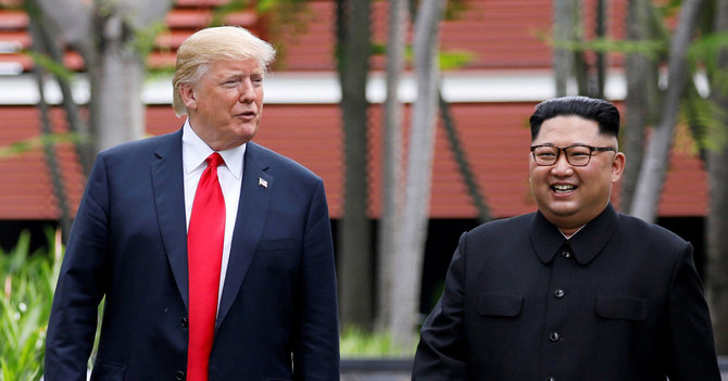 米朝首脳会談で、会場のホテル内を散策さるトランプ大統領と金正恩委員長