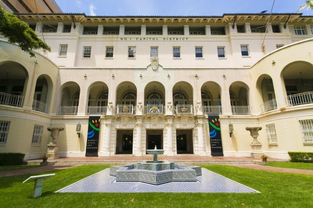 スペイン様式の美しい建物の2階にあるハワイ州立美術館