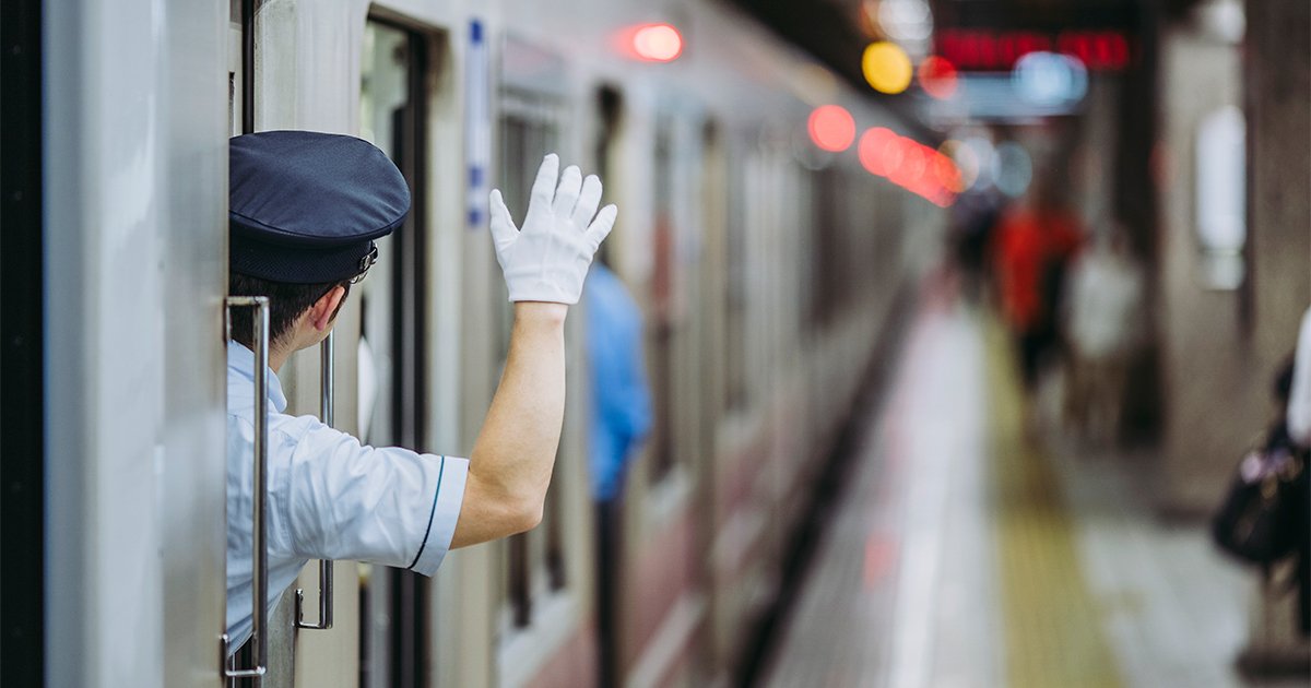 ホームを確認する車掌