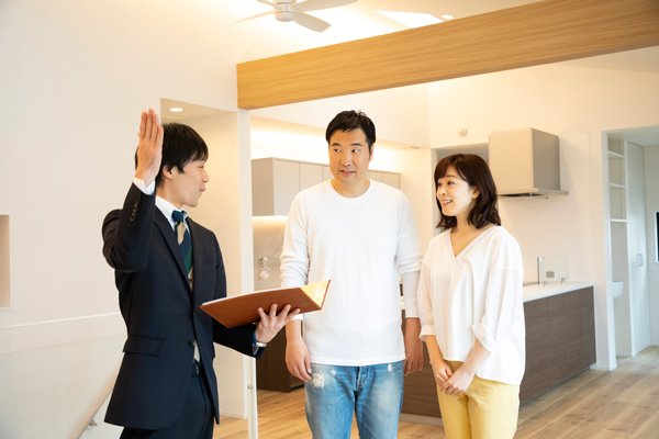 マンション内見する夫婦